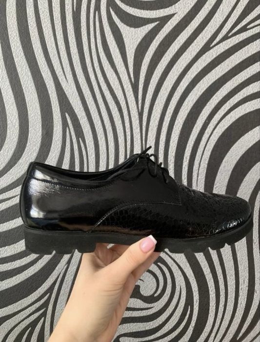 Елегантні жіночі туфлі з натуральної шкіри в ідеальному стані.