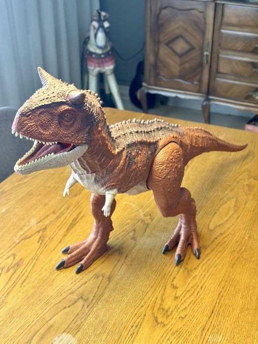 Carnotauro Super Colossal JURASSIC WORLD