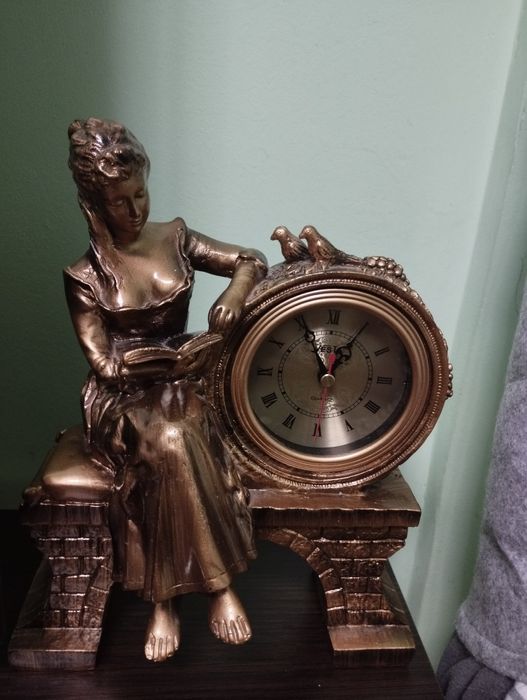 Часи - статуетка дівчина з книгою