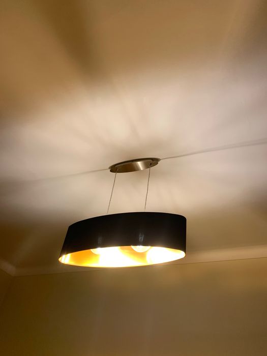 Candeeiro de teto preto com interior dourado