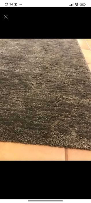 Carpete de sala castanha de pêlo curto