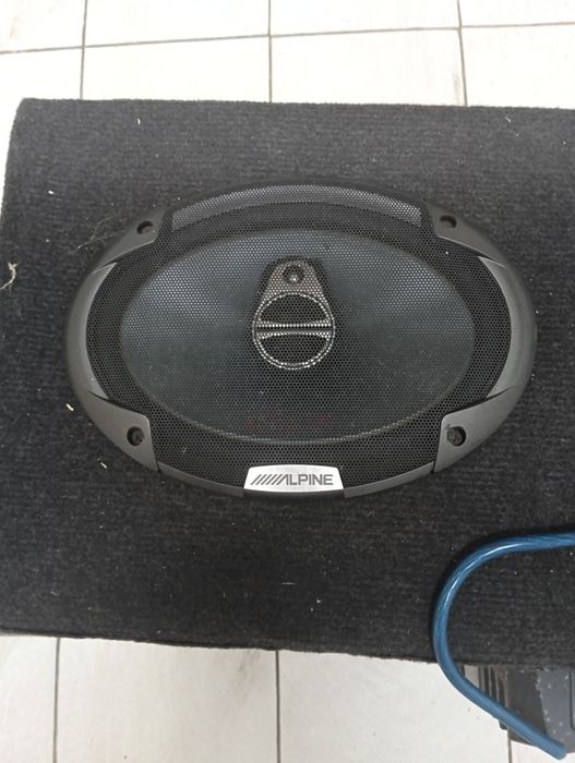 Caixa de som com amplificador e colunas, radio