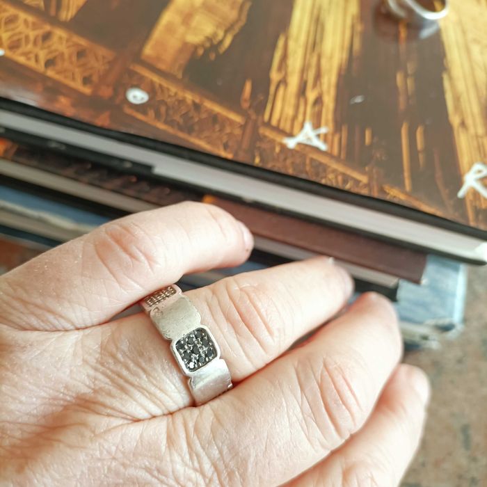 Anel em prata com contraste.