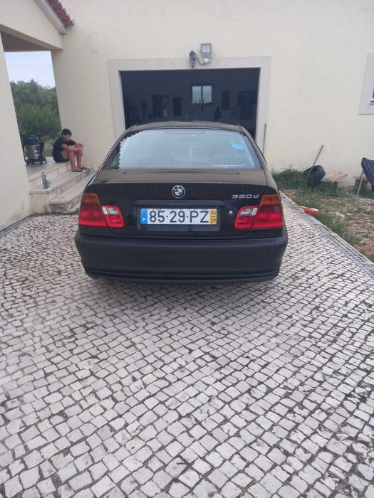 Carro com alguns afazeres bom de motor