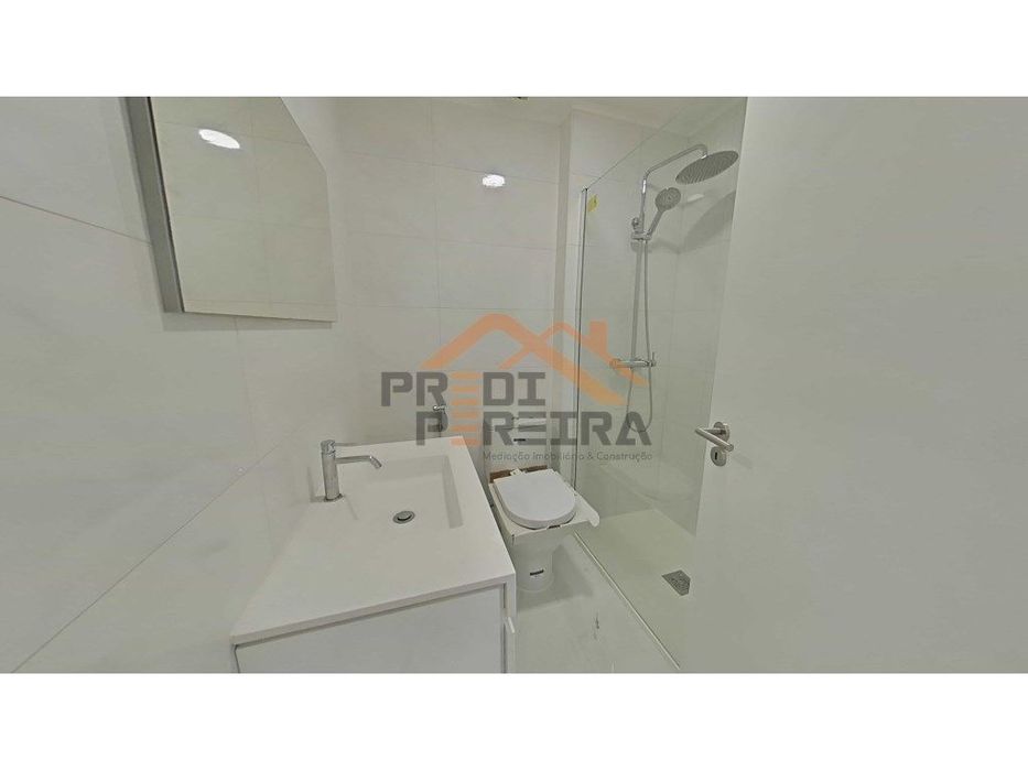 Apartamento T3 totalmente remodelado - Santo António dos Cavaleiros...