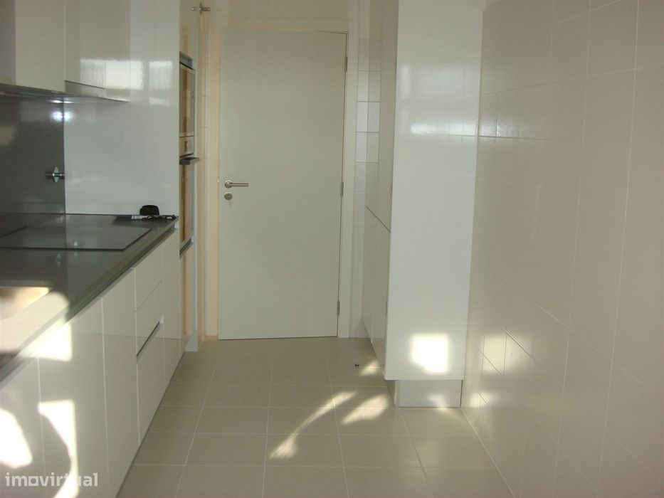 T2 - Arrendamento - Cozinha Equipada - Lugar De Estacionamento E Arrec