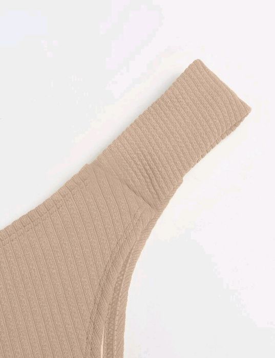 Stringi, wysoko wycięte, dół od bikinii