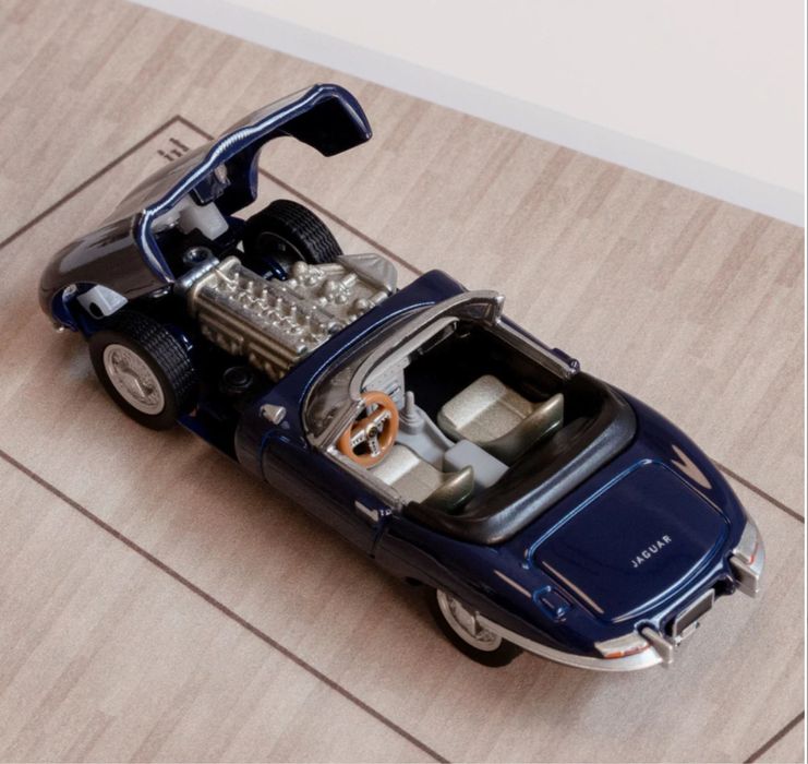 MoMAコラボその2 シトロエン DS23 セダン こちらもボンネットが開閉