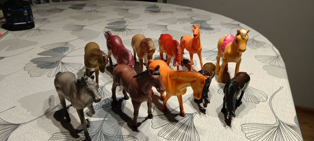 Zestaw figurek KONIE – Duża stajnia (11 sztuk) – Różne maści