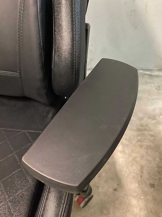 Cadeira Gaming HP OMEN Elevador a Gás Classe 4 - Preto e Vermelho