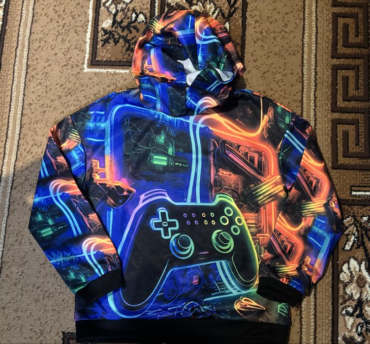 Яркая принтованная кофта на мальчика