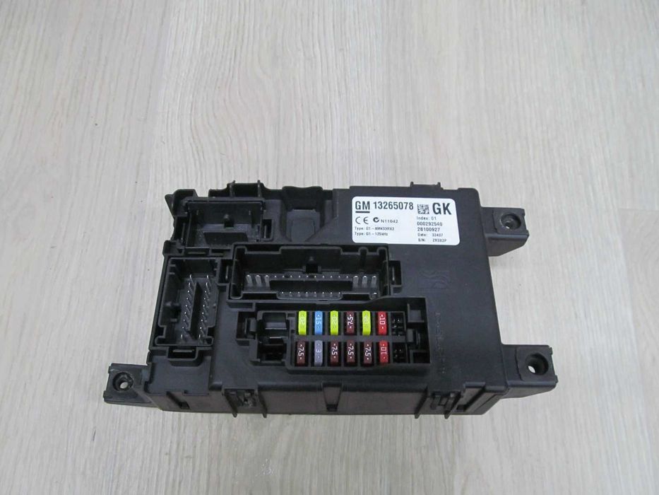 Opel Corsa D 06-14 Skrzynka Bezpiecznikow 13265078