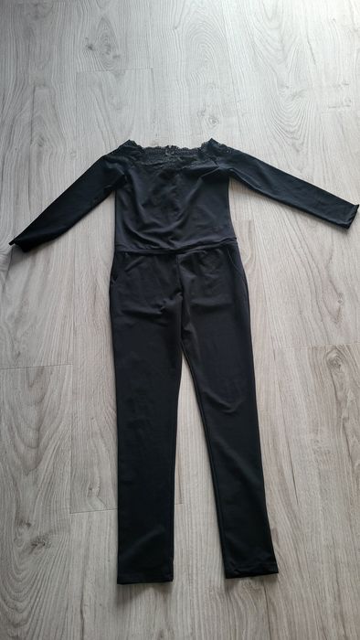 Czarny kombinezon damski z koronką, ekspres z tyłu, onesie koronkowe.