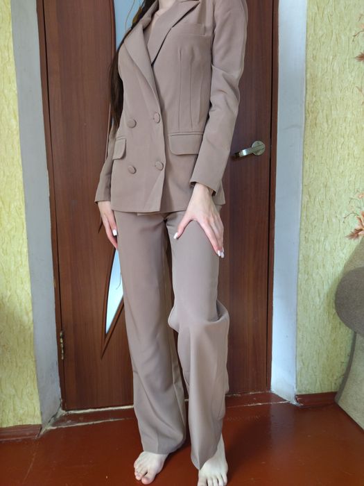 Продам гарний  костюм