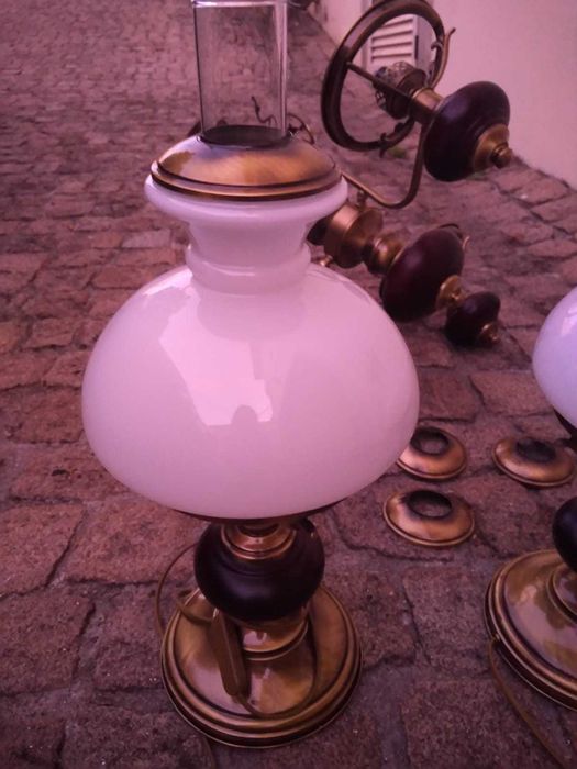 Conjunto de candeeiros, teto e mesinhas de cabeceira