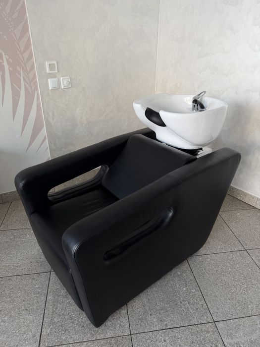 Перукарська мийка та перукарські крісла для клієнта