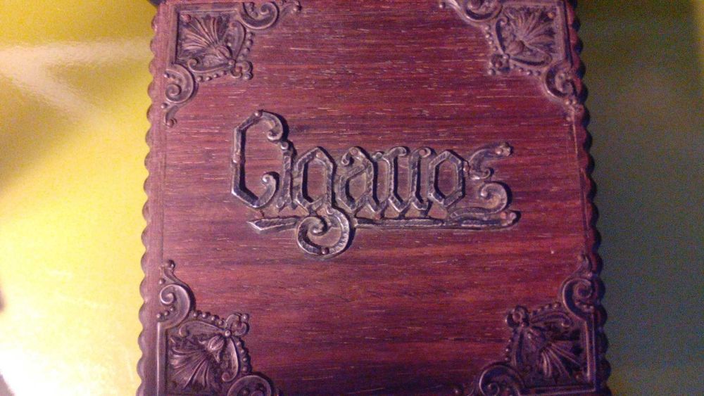 Caixa de cigarros com aplicações em prata