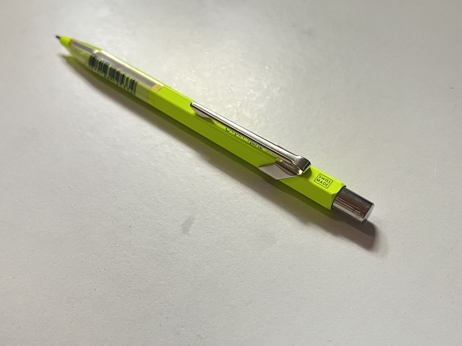 Lapiseira Caran d’Ache 0,7mm amarelo fluorescente.