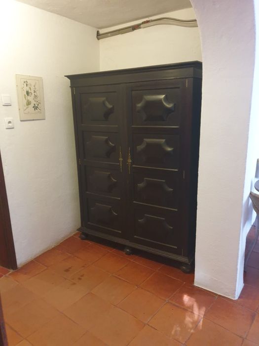 Armário Clássico de Madeira Escura – Elegância e Espaço