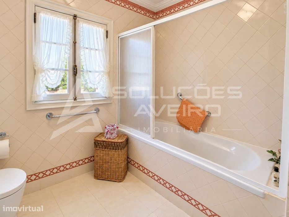 Moradia T4+1 | Piscina Coberta | Ginásio | Dois Lotes Urbanos | Cen...