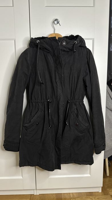 Czarna parka na wiosnę z kożuszkiem w kapturze, saints & mortals, rozm