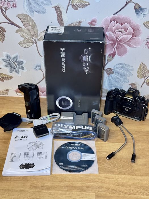 Olympus OM-D EM1 + grip + lampa błyskowa  + 3 bat.