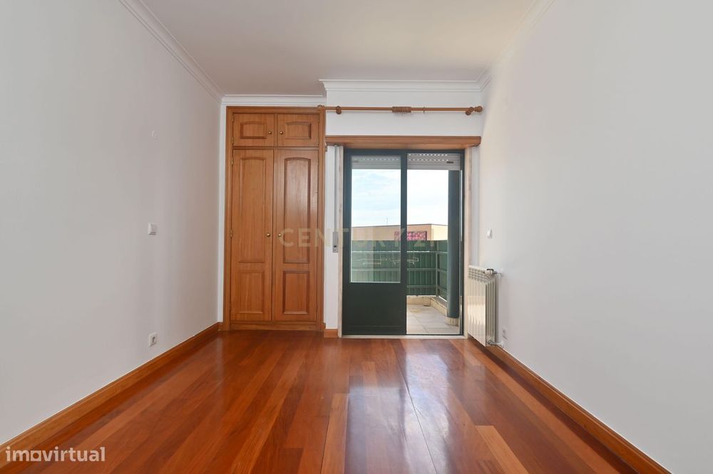 Apartamento T2 com garagem à venda no Arneiro freguesia de Carcavelos