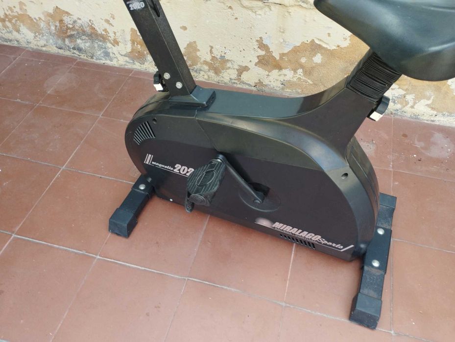 Bicicleta e tábua abdominal de treinamento