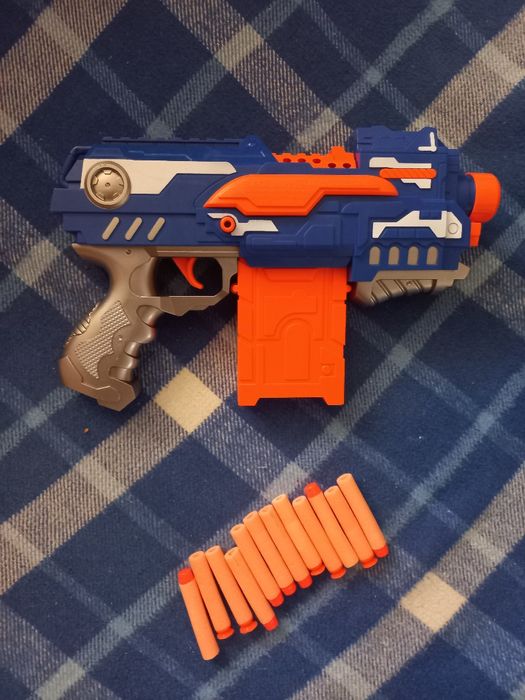 Uszkodzone zabawki: pistolet, dron, autko sterowane.