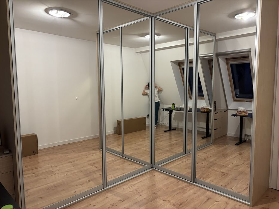 Duża pojemna szafa narożna do zabudowy z lustrami