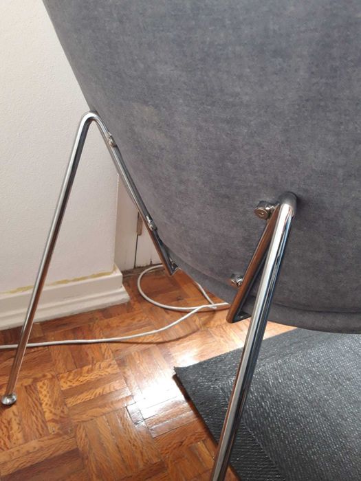 Cadeira cinza escuro com pés metálicos