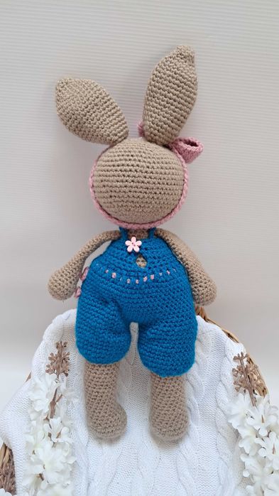 Króliczek w spodenkach - ręcznie robiona maskotka z włóczki