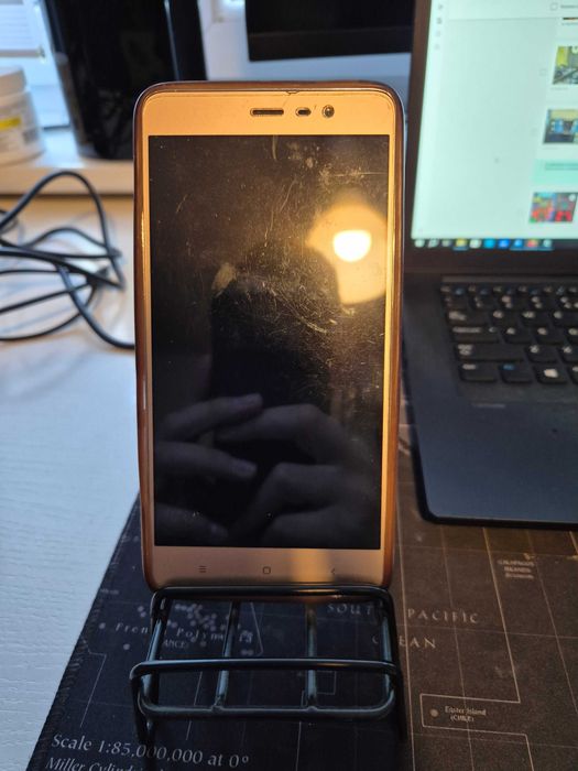 Metalowy stojak / podstawka na telefon – czarny