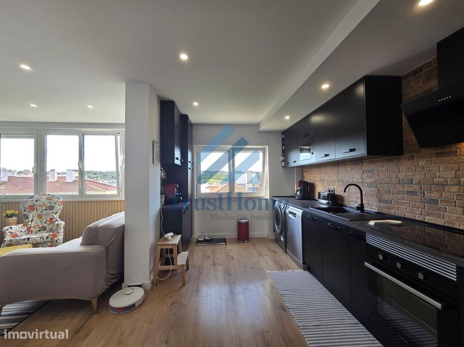 T1+1 totalmente remodelado e arrecadação com 23,5m2 e vista... — Queluz E Belas, Lisboa
