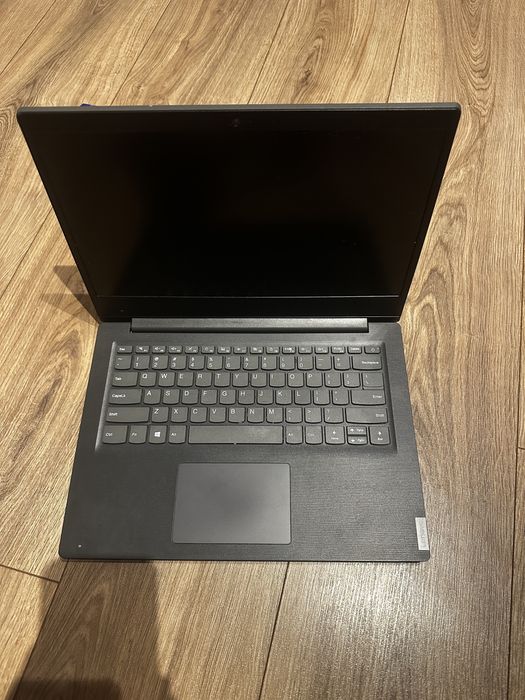 Lenovo v14-ada Ryzen 3 8 gb ddr 4 256 gb Karta 2 gb amd