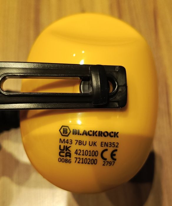 Słuchawki ochronne firmy BlackRock.