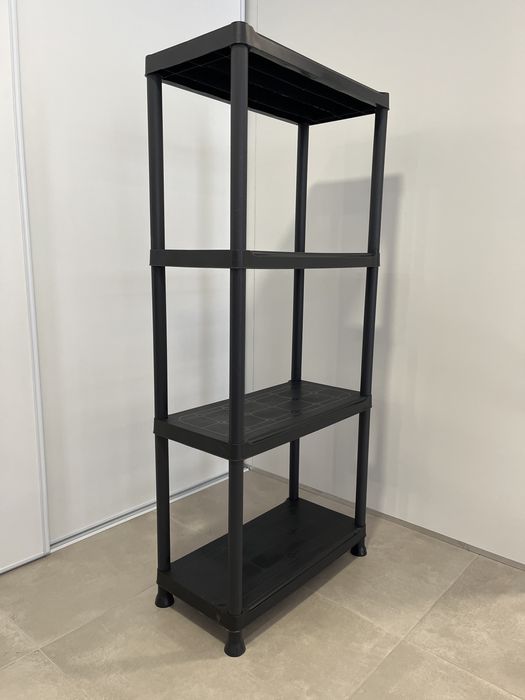 Estante preta de resina/plástico para arrumação
