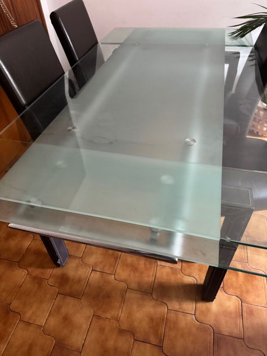 Mesa de vidro com 4 cadeiras