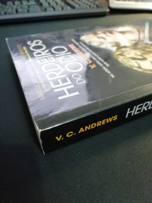 Livro "Herdeiros do ódio", de Virginia C. Andrews