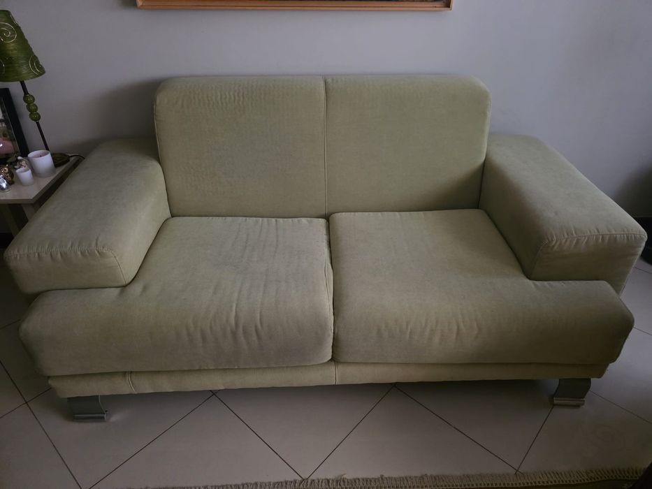 Sofá em tecido verde de 2 lugares
