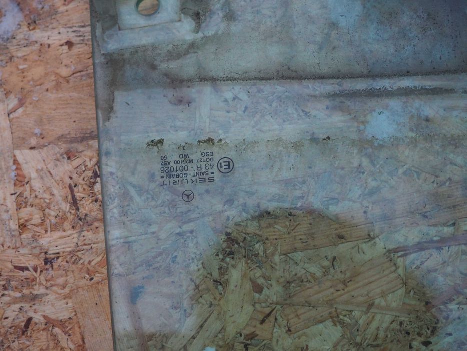 Szyba drzwi prawa mercedes W124 coupe