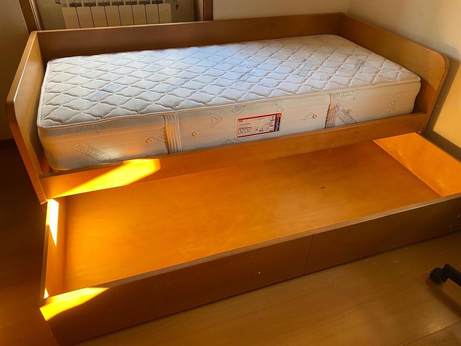 Cama em madeira usada