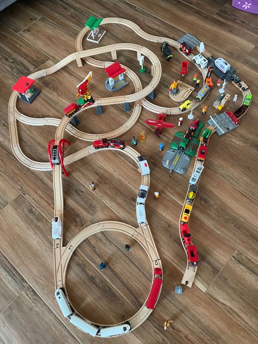 Linhas de comboio brio com muitos extras