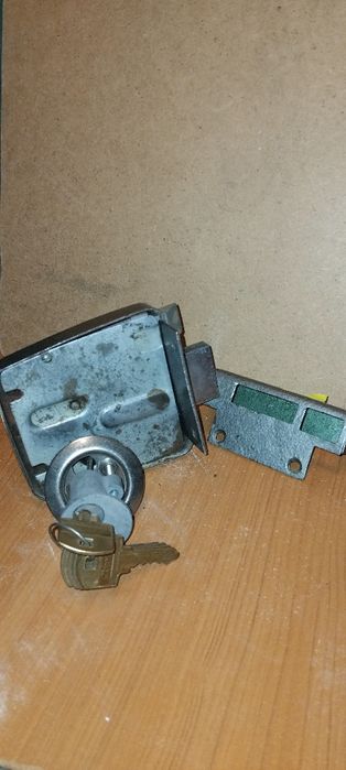 Продам накладной замок старого образца.