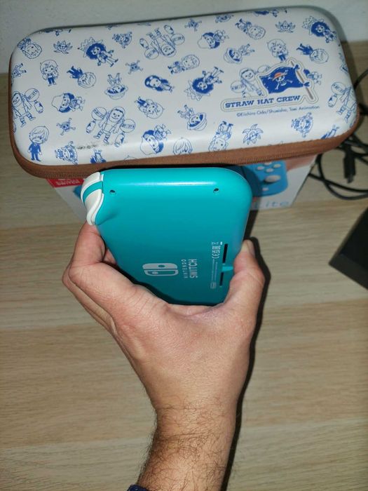 Nintendo Switch Lite Turquesa C/Caixa + Bolsa One Piece + Carregador