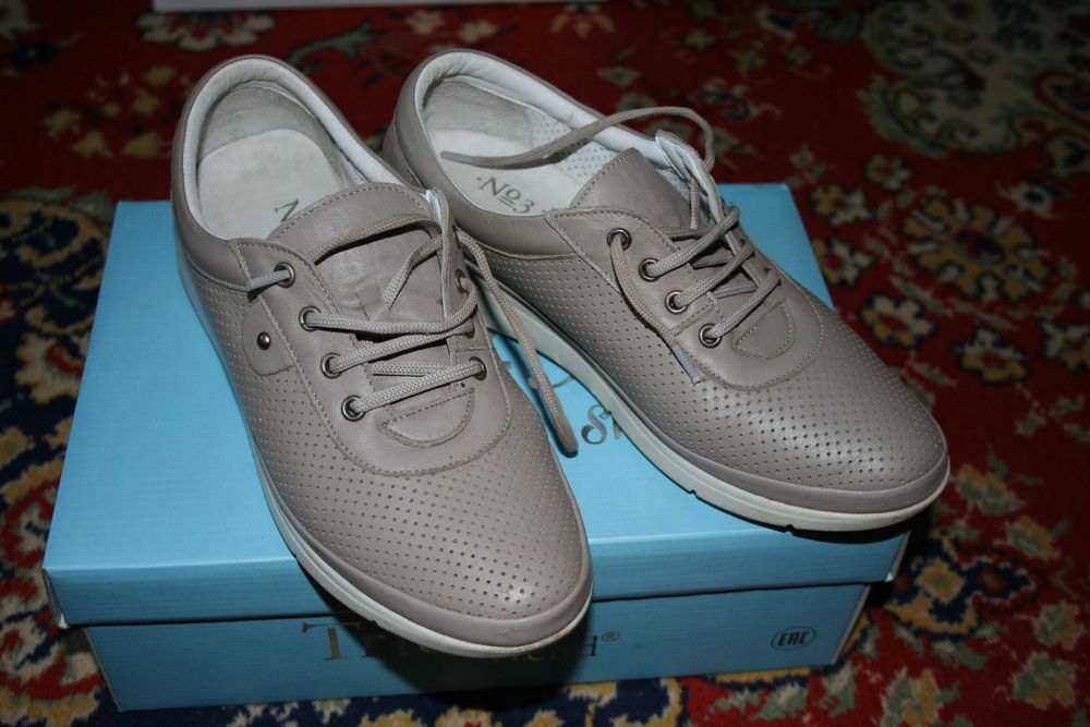 Кроссовки бежевые 38 размер