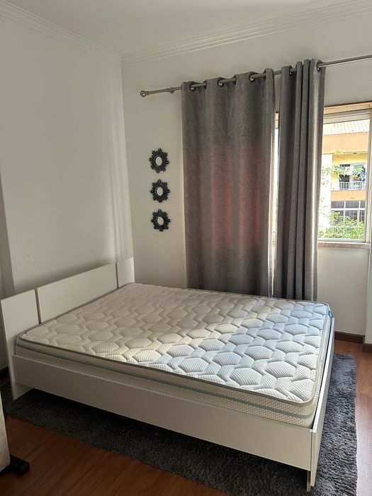 Cama de casal branca + colchão em excelente estado