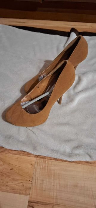 Piekne karmelowe szpilki na platformie