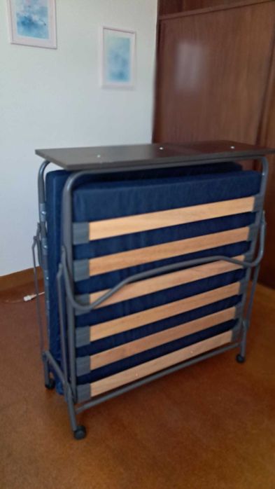 Cama dobrável com colchão - Como novo