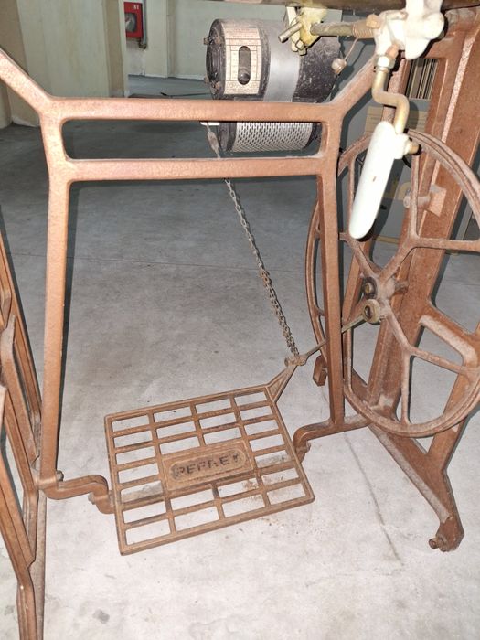 Maquina de Costura Eléctrica Singer com Mesa